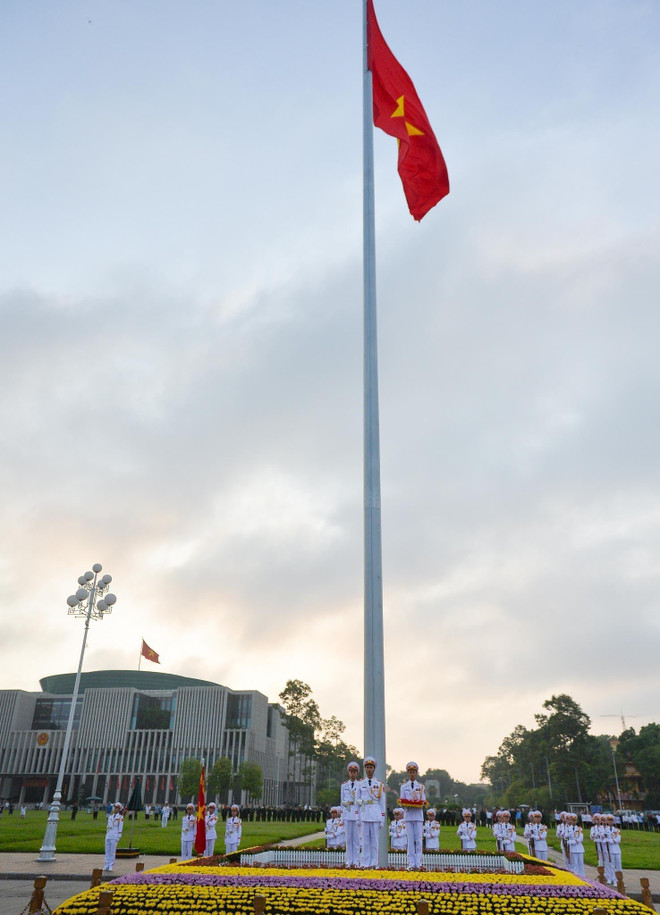 [Foto] Ceremonia de izamiento de la banda en Día de la Independencia ảnh 2