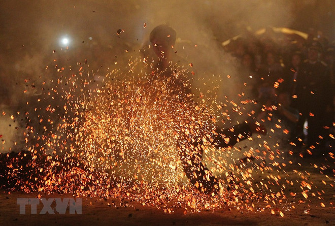 [Fotos] Fiesta de danza sobre fuego de la etnia Dao Rojo en Nuevo Año Lunar ảnh 4