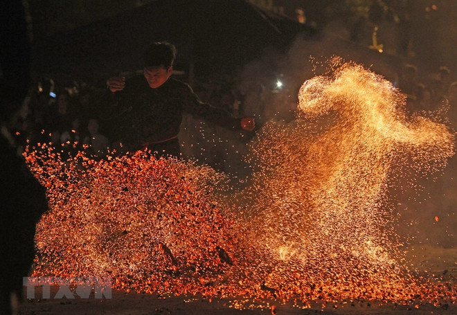 [Fotos] Fiesta de danza sobre fuego de la etnia Dao Rojo en Nuevo Año Lunar ảnh 3