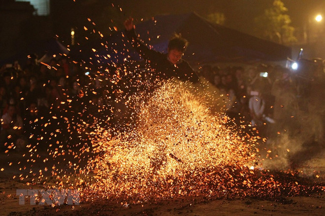 [Fotos] Fiesta de danza sobre fuego de la etnia Dao Rojo en Nuevo Año Lunar ảnh 1