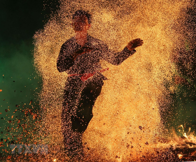 [Fotos] Fiesta de danza sobre fuego de la etnia Dao Rojo en Nuevo Año Lunar ảnh 2