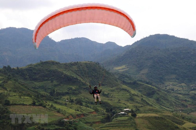 [Foto] Festival de Parapente "Volando en la temporada dorada" en el norte de Vietnam ảnh 4