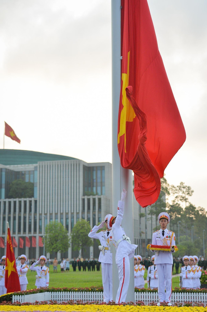 [Foto] Ceremonia de izamiento de la banda en Día de la Independencia ảnh 1