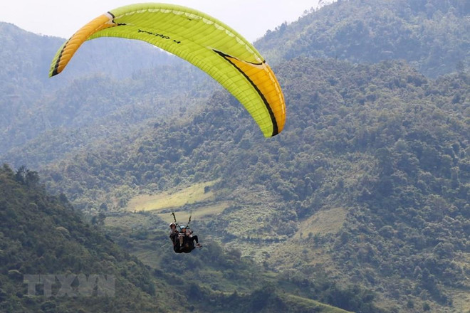 [Foto] Festival de Parapente "Volando en la temporada dorada" en el norte de Vietnam ảnh 1