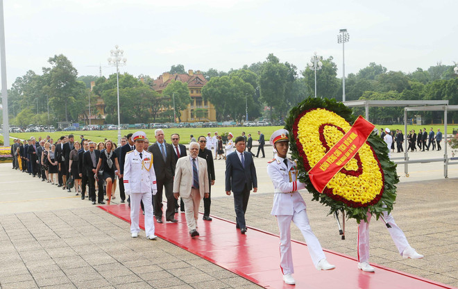 [Foto] Rinden homenajes póstumos al Presidente Ho Chi Minh y los mártires en Día Nacional ảnh 3