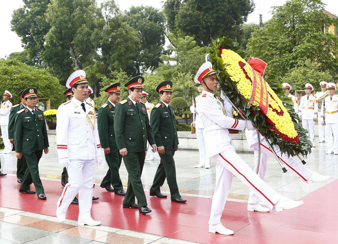 [Foto] Rinden homenajes póstumos al Presidente Ho Chi Minh y los mártires en Día Nacional ảnh 5