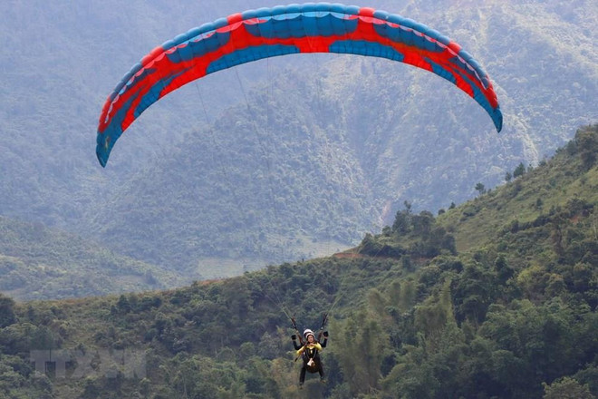 [Foto] Festival de Parapente "Volando en la temporada dorada" en el norte de Vietnam ảnh 2
