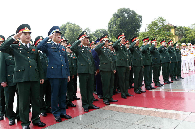 [Foto] Rinden homenajes póstumos al Presidente Ho Chi Minh y los mártires en Día Nacional ảnh 6
