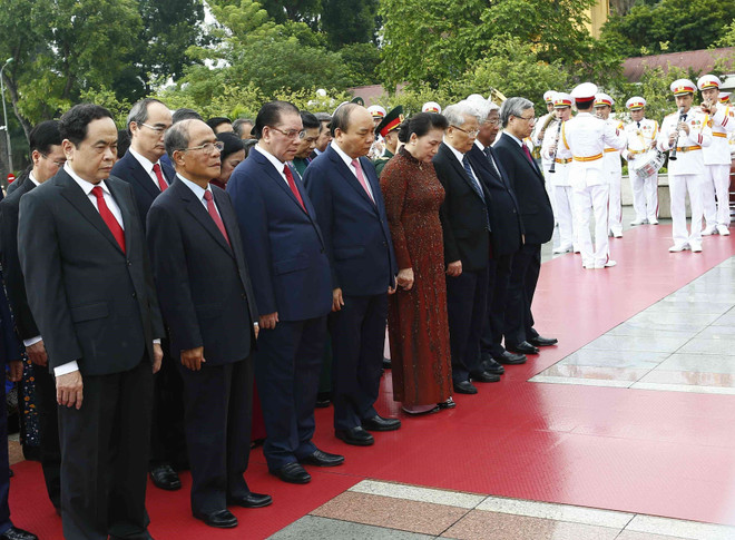 [Foto] Rinden homenajes póstumos al Presidente Ho Chi Minh y los mártires en Día Nacional ảnh 2