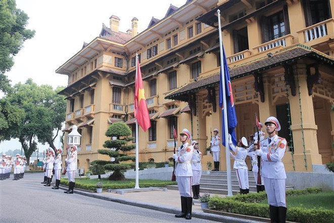 [Fotos] Ceremonia de izamiento de bandera de la ASEAN en Vietnam ảnh 1