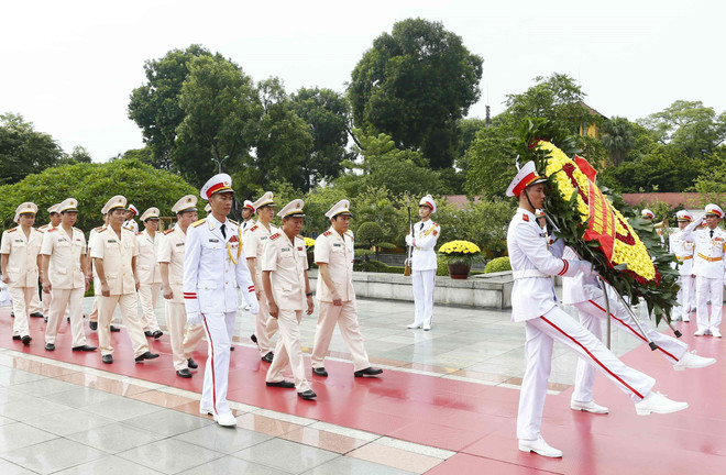 [Foto] Rinden homenajes póstumos al Presidente Ho Chi Minh y los mártires en Día Nacional ảnh 7