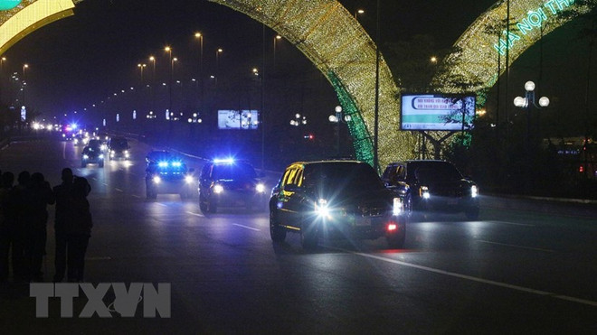 [Fotos] Presidente de Estados Unidos, Donald Trump, llega al hotel Marriott JW, en Hanoi ảnh 1