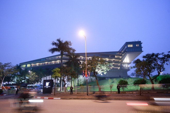 [Fotos] Presidente de Estados Unidos, Donald Trump, llega al hotel Marriott JW, en Hanoi ảnh 8