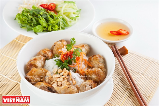[Foto] Rollito de primavera frito, plato más popular de Vietnam ảnh 1