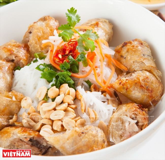 [Foto] Rollito de primavera frito, plato más popular de Vietnam ảnh 2
