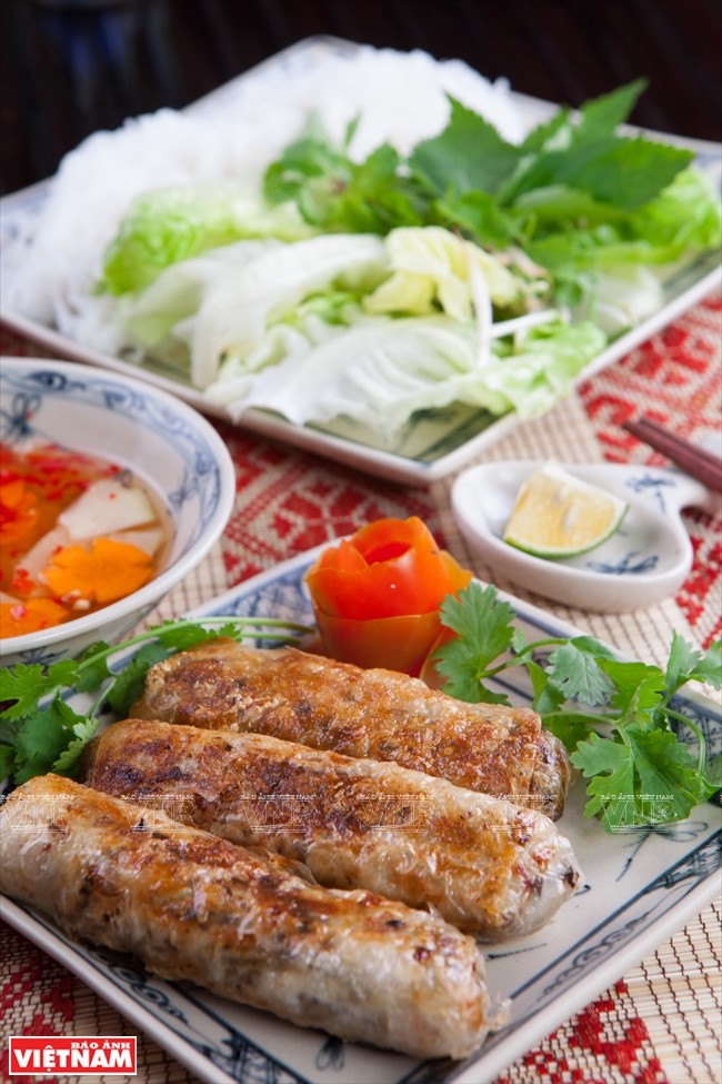 [Foto] Rollito de primavera frito, plato más popular de Vietnam ảnh 3