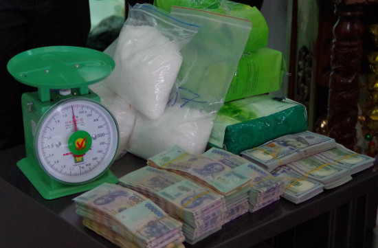 Guardafronteras vietnamitas detienen a individuos con kilogramos de metanfetamina ảnh 1