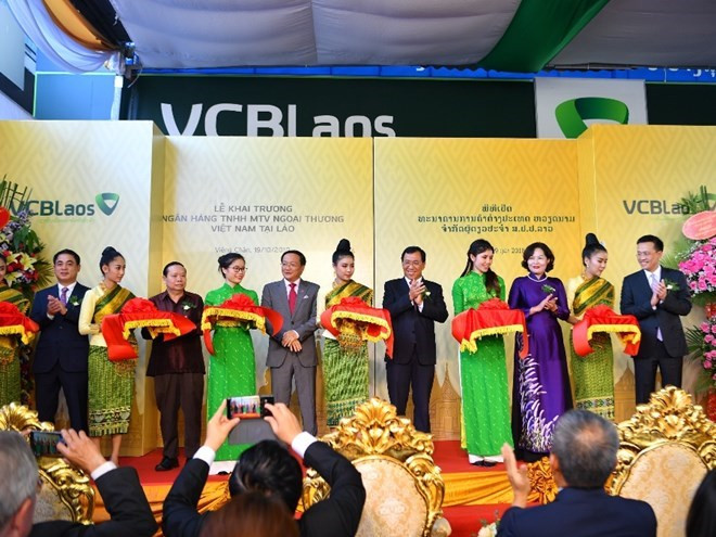 Inauguran en Laos primera filial del banco vietnamita Vietcombank ảnh 1