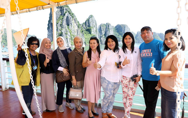 Ha Long recibirá al turista extranjero número 15 millones de Vietnam ảnh 1 Ha Long recibirá al turista extranjero número 15 millones de Vietnam ảnh 1