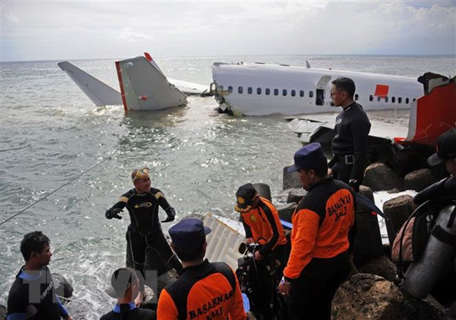  No reportan pasajeros vietnamitas en avión accidentado en Indonesia ảnh 1