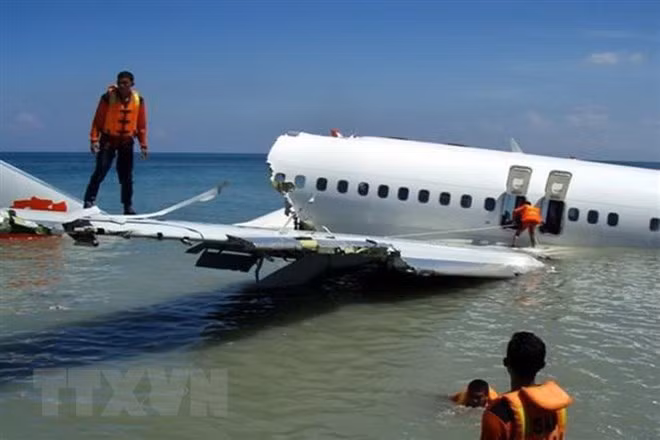Se estrella avión con 188 pasajeros en Indonesia ảnh 1