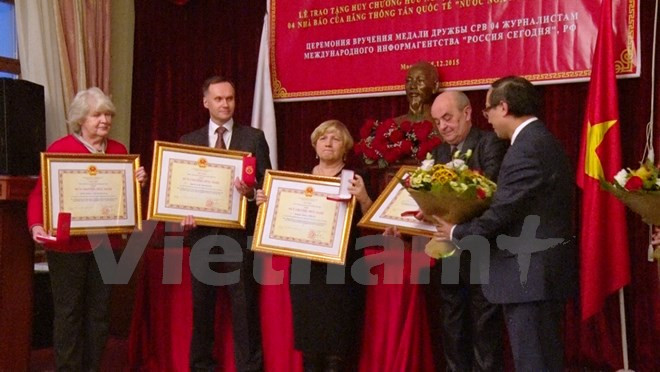 Periodistas rusos galardonados con medallas de amistad de Vietnam ảnh 1