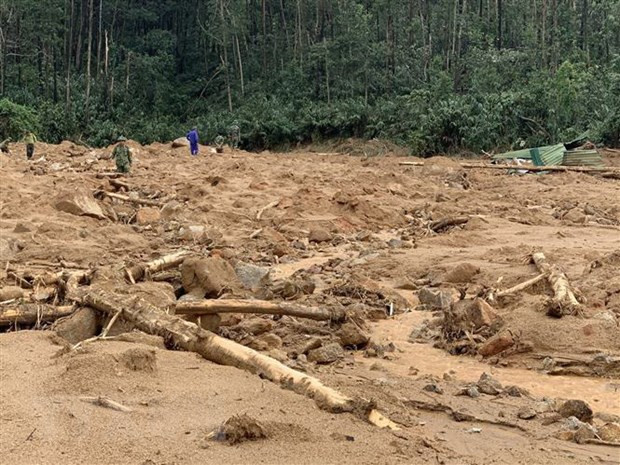 Vietnam prosigue búsqueda de desaparecidos por deslizamiento de tierra ảnh 1 Vietnam prosigue búsqueda de desaparecidos por deslizamiento de tierra ảnh 1