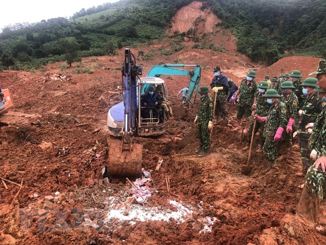 Recuperan 22 cuerpos sin vida de soldados sepultados por deslave en localidad centrovietnamita ảnh 1 Recuperan 22 cuerpos sin vida de soldados sepultados por deslave en localidad centrovietnamita ảnh 1