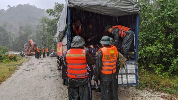 Aceleran rescate de víctimas por deslizamiento de tierra en provincia vietnamita ảnh 1 Aceleran rescate de víctimas por deslizamiento de tierra en provincia vietnamita ảnh 1