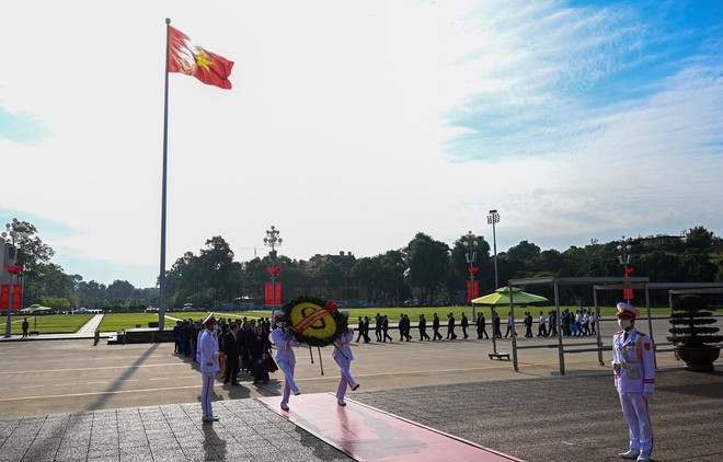 Autoridades de Hanoi rinden homenaje a fundador de la capital ảnh 1