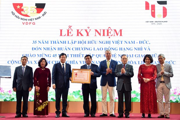 Entregan Orden del trabajo a Asociación de Amistad Vietnam-Alemania por sus contribuciones ảnh 1 Entregan Orden del trabajo a Asociación de Amistad Vietnam-Alemania por sus contribuciones ảnh 1