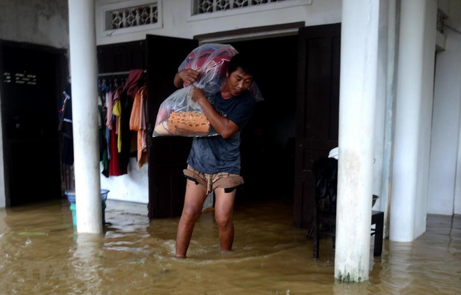 Inundaciones dejan 18 muertos y 14 desaparecidos en el centro de Vietnam ảnh 1 Inundaciones dejan 18 muertos y 14 desaparecidos en el centro de Vietnam ảnh 1