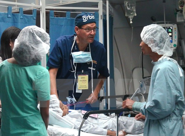 Prudential respalda a niños vietnamitas con defectos oculares ảnh 1