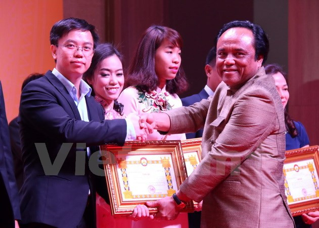Conmemoran en Laos el Día de Empresarios de Vietnam ảnh 1 Conmemoran en Laos el Día de Empresarios de Vietnam ảnh 1