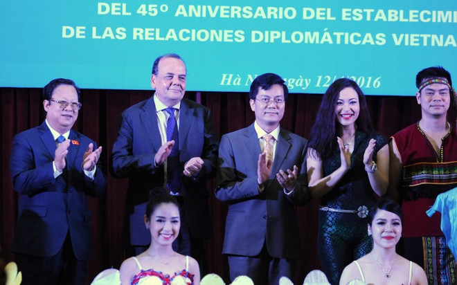 Ceremonia por aniversario 45 de las relaciones diplomáticas Vietnam – Chile ảnh 1 Ceremonia por aniversario 45 de las relaciones diplomáticas Vietnam – Chile ảnh 1
