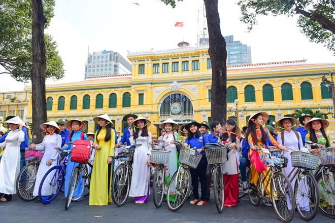 Festival de Ao dai en Ciudad Ho Chi Minh fascina al público y turistas ảnh 1