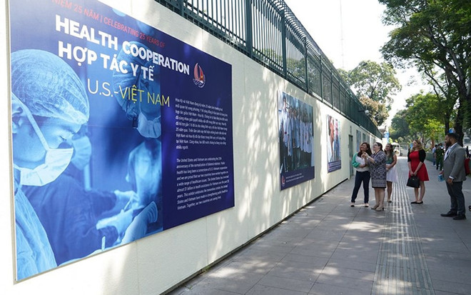 Exposición fotográfica en Vietnam resalta cooperación con EE.UU. en esfera de la salud ảnh 1 Exposición fotográfica en Vietnam resalta cooperación con EE.UU. en esfera de la salud ảnh 1