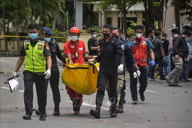 Al menos un muerto en una explosión de bomba frente a una iglesia de Indonesia ảnh 1 Al menos un muerto en una explosión de bomba frente a una iglesia de Indonesia ảnh 1