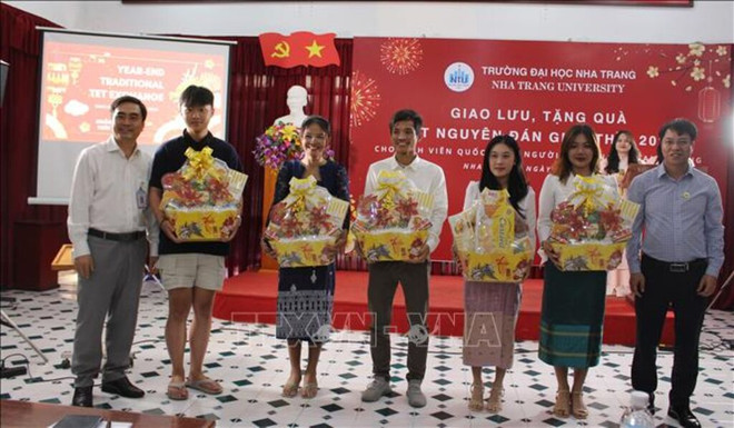 Estudiantes extranjeros disfrutan del Tet en Vietnam ảnh 1 Estudiantes extranjeros disfrutan del Tet en Vietnam ảnh 1