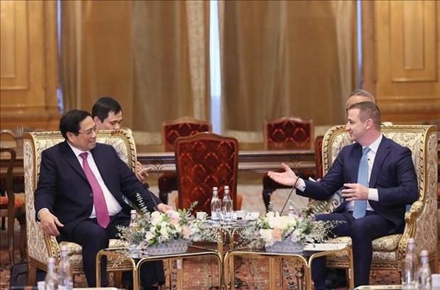 Vietnam concede gran importancia al fomento de relaciones con Rumania, destaca premier ảnh 1