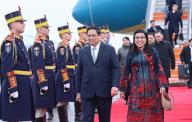 Primer ministro de Vietnam llega a Bucarest para iniciar su visita a Rumania ảnh 1 Primer ministro de Vietnam llega a Bucarest para iniciar su visita a Rumania ảnh 1