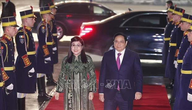 Vietnam concede gran importancia al fomento de relaciones con Rumania, destaca premier ảnh 2