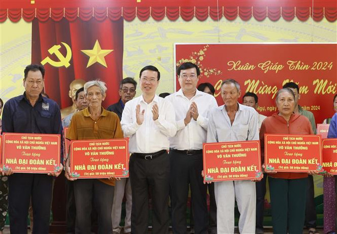 Presidente entrega obsequios a pobladores de Dong Thap con motivo del Tet ảnh 1 Presidente entrega obsequios a pobladores de Dong Thap con motivo del Tet ảnh 1