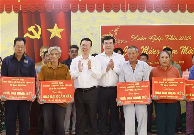 Presidente entrega obsequios a pobladores de Dong Thap con motivo del Tet ảnh 1