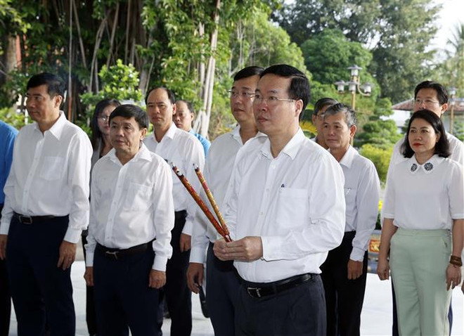 Presidente entrega obsequios a pobladores de Dong Thap con motivo del Tet ảnh 4 Presidente entrega obsequios a pobladores de Dong Thap con motivo del Tet ảnh 4