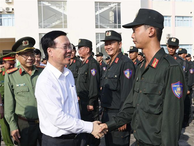 Presidente entrega obsequios a pobladores de Dong Thap con motivo del Tet ảnh 2 Presidente entrega obsequios a pobladores de Dong Thap con motivo del Tet ảnh 2