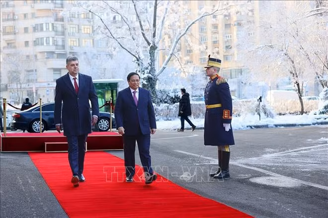 Premier rumano preside ceremonia de bienvenida a su homólogo vietnamita ảnh 1