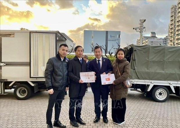 Consulado General de Vietnam en Japón entrega donaciones a víctimas de terremoto ảnh 1 Consulado General de Vietnam en Japón entrega donaciones a víctimas de terremoto ảnh 1