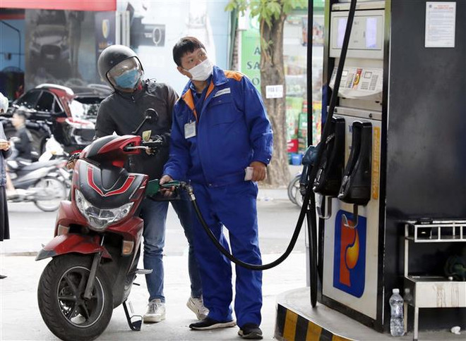 Precios de gasolina suben levemente en Vietnam ảnh 1