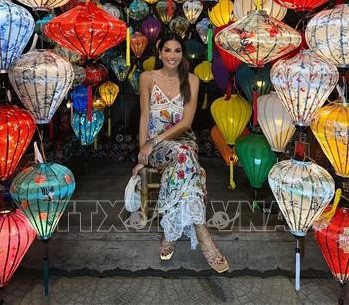 Presentadora de televisión italiana impresionada por Vietnam hermoso y cautivador ảnh 1